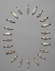 Koraliki w kształcie płatka, ok. 1391-1353 pne