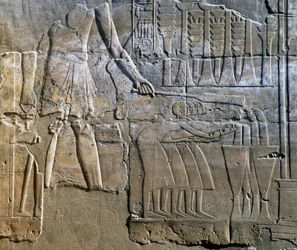 Kapłan nadzorujący pracę kobiet, relief ścienny, kolumnada świątyni Amona (lista światowego dziedzictwa Unesco)