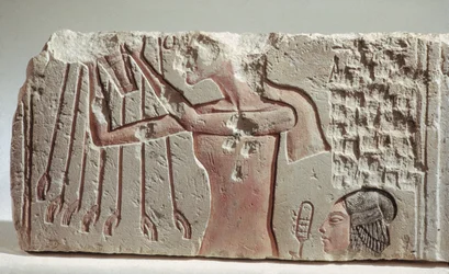 Relief przedstawiający Akenhatena i jego córkę ofiarowaną Atona, Nowe Królestwo, ok. 1352-1336 pne (wapień)