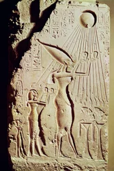 Relief przedstawiający Amenhotepa IV (Echnatona) (ok. 1364-47 p.n.e.), Nefertiti i ich córkę Meritaton składających ofiarę Atonowi, z pałacu królewskiego w Tell el-Amarna