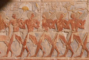 Relief przedstawiający paradę ku czci bogini Hathor, ze świątyni grobowej w Hatszepsut (ok. 1503-1482 pne) Nowe Królestwo (malowany wapień) (patrz także 226168)