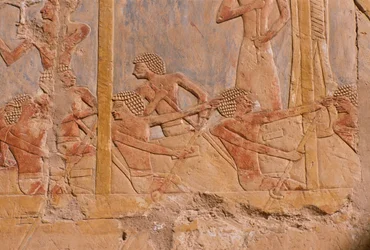 Relief przedstawiający mężczyzn wiosłujących na łodzi, ściana ozdobiona na cześć bogini Hathor, detal, ze świątyni grobowej w Hatszepsut (ok. 1503-1482 pne) Nowe Królestwo (malowany wapień)