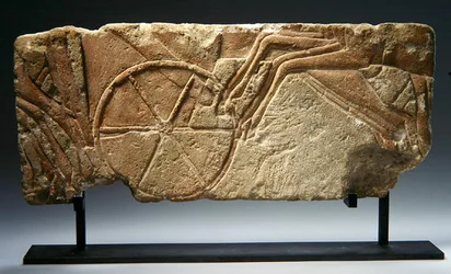 Relief przedstawiający część procesji królewskiej, Nowe Królestwo, Okres Amarna (1353-37 pne) (wapień)