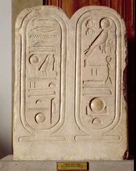 Relief z kartuszem Amenophisa IV (1379-1362) Nowe Państwo, ok. 1372-1354 pne (wapień)