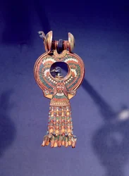Prawy kolczyk z pary kolczyków z niebieskim ptaszkiem, z grobowca Tutanchamona, Dolina Królów, Teby, ok. 1347-37 pne (złoto i stopione szkło) (patrz także 344028)