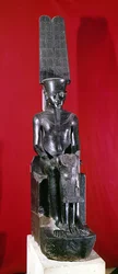 Siedzący posąg boga Amona chroniącego Tutanchamona, Nowe Państwo, ok. 1336-1327 pne (granit)
