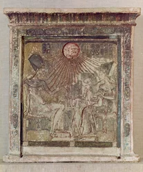 Stela przedstawiająca Atona dającego życie i dobrobyt Amenophisowi IV (Echenatonowi) (ok. 1352-1336 pne), jego żonie Nefertiti i trzem ich córkom, z Tell el-Amarna, Nowe Królestwo, ok. 1353-1337 pne (lim
