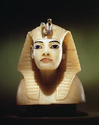 Korek z jednej z urn kanopskich, z grobu Tutenchamona, Nowe Królestwo (alabaster) (zob. też 149422)