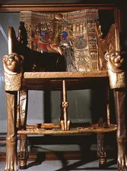Tron Tutenchamona, przedstawiający siedzącego króla i królową ofiarującą mu wazę, z grobowca Tutenchamona w Dolinie Królów w Tebach, ok. 1361-52 p.n.e. (złocone drewno)