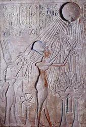płaskorzeźba króla Echnatona i królowej Nefertiti wielbiących boga słońca Aton