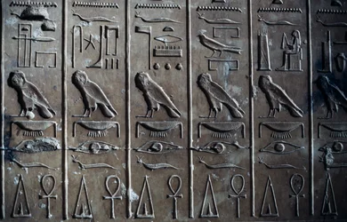 Płaskorzeźba z hieroglifami przedstawiająca boga Horusa w postaci jastrzębia i ankh, symbol życia, Świątynia Setiego I lub Wielka Świątynia Abydos, Abydos, Egipt, cywilizacja egipska, Nowe Królestwo, dynastia XIX