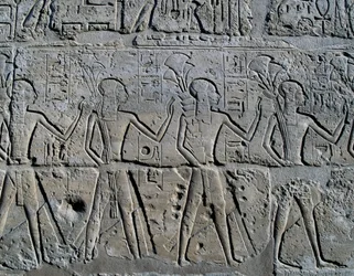 Postacie symbolizujące okręgi górnicze przynoszące daninę bogu, relief, Dziedziniec Ramzesa II, Świątynia Amona (Lista światowego dziedzictwa Unesco)
