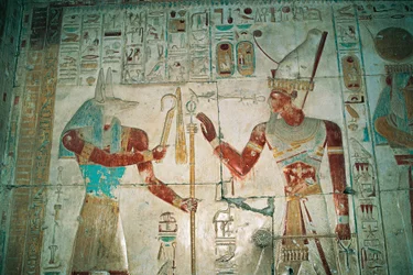 Egipt, Abydos, świątynia faraona Setiego I, kaplica Ozyrysa. Detal, malowana płaskorzeźba, Nowe Królestwo, dynastia XIX