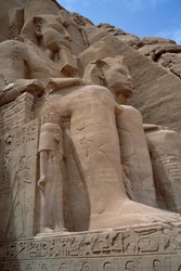 Starożytność egipska: Kolos ze świątyni Ramzesa II. 1271-1256 pne. Abu Simbel (Abu Simbel), Asuan, Egipt