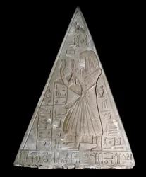 Starożytność egipska: czubek piramidy kaplicy Ramose decoree przedstawiający późno czczącego Re-Atum (Re Atum lub Ra-Atum lub Ra Atum lub Re Toum) bóstwo zachodzącego słońca. XIX dynastia ((1295-1190 pne) Deir el Medineh Wymiary wys. 70 cm Turyn Egipt