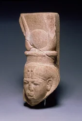 Głowa Hathor, z Serabit-el-Khadim na półwyspie Synaj, Nowe Królestwo, ok. 1279-1213 pne (kwarcyt)