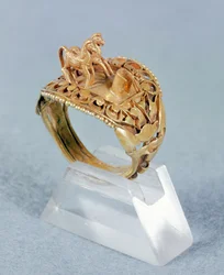 Pierścień dla konia Ramzesa II (1279-1213) Nowe Państwo (złoto)