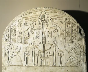 Wapienna stela Perinefera, z Izydą i Neftis czczącymi fetysz przedstawiający Ozyrysa, z Abydos, panowanie Ramzesa II