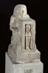 Naoforyczny posąg królewskiego skryby, Setiego, z Ozyrysem w naos, Nowe Królestwo, ok. 1279-1213 pne (wapień)