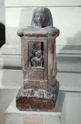 Naoforyczny posąg skryby, Kha, z bogiem Totem w naos, Nowe Królestwo, ok. 1279-1212 pne (kwarcyt)