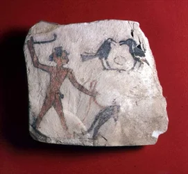 Ostracon ze szkicem przedstawiającym chłopca pędzącego zwierzę, prawdopodobnie pawiana, do zbierania owoców z dwoma krukami, Nowe Królestwo, ok. 1303-1224 pne (malowany wapień)