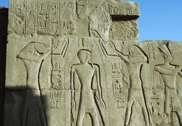 Scena oczyszczenia, relief, świątynia Amona, kompleks świątynny w Karnaku (lista światowego dziedzictwa UNESCO)