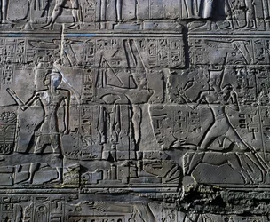 Królowa Hatszepsut przed bogiem Amonem, detal ze sceny składania ofiar bogom, relief, wewnętrzne ściany Wielkiej Sali Hipostylowej, kompleks świątynny w Karnaku (Lista światowego dziedzictwa UNESCO)