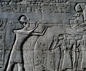 Ramzes II przed świętą łodzią, relief, wewnętrzne ściany Wielkiej Sali Hipostylowej, kompleks świątynny w Karnaku (Lista światowego dziedzictwa UNESCO)