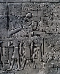 Ramzes II przed świętą łodzią, relief, wewnętrzne ściany Wielkiej Sali Hipostylowej, kompleks świątynny w Karnaku (Lista światowego dziedzictwa UNESCO)
