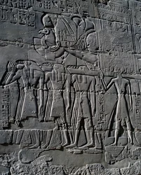 Ramzes II przed świętą łodzią, relief, wewnętrzne ściany Wielkiej Sali Hipostylowej, kompleks świątynny w Karnaku (Lista światowego dziedzictwa UNESCO)