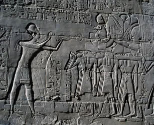 Ramzes II składający ofiary przed świętą łodzią, relief, wewnętrzne ściany Wielkiej Sali Hipostylowej, kompleks świątynny w Karnaku (Lista światowego dziedzictwa UNESCO)