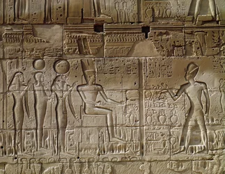 Relief przedstawiający Setiego I (ok. 1294-1279 p.n.e.) składającego ofiarę Amonowi, z północnej zewnętrznej ściany sali hypostylowej, Nowe Państwo