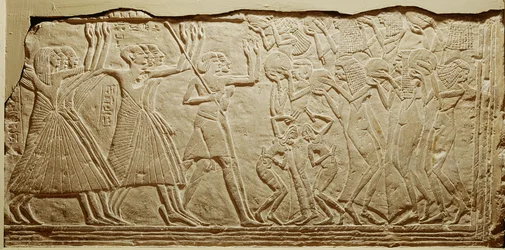 Relief przedstawiający kondukt pogrzebowy, z Sakkary (wapień)