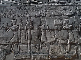 Sceny składania ofiar bogom, relief, wewnętrzne ściany Wielkiej Sali Hypostylowej, kompleks świątynny w Karnaku (lista światowego dziedzictwa UNESCO)