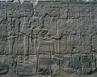 Sceny składania ofiar bogom, relief, wewnętrzne ściany Wielkiej Sali Hypostylowej, kompleks świątynny w Karnaku (lista światowego dziedzictwa UNESCO)