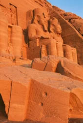 Widok fasady Wielkiej Świątyni Ramzesa II o świcie, Abu Simbel (lista światowego dziedzictwa UNESCO)