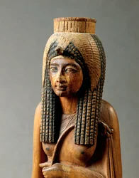 Drewniany posąg Ahmes Nefertari, żony Amenhotepa I, z Deir el-Medina, detal, popiersie, Nowe Państwo, XIX dynastia