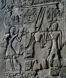 Młody Ramzes II przed bogiem Amonem, detal ze sceny składania ofiar bogom, relief, wewnętrzne ściany Wielkiej Sali Hypostylowej, kompleks świątynny w Karnaku (Lista światowego dziedzictwa UNESCO)