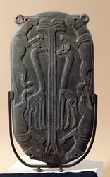 Paleta przedstawiająca cztery psy i dwie żyrafy z palmą, okres tynicki (łupki)