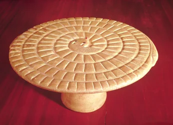 Plansza do gier w kształcie węża używana do gry mehen, okres Thinite (alabaster)