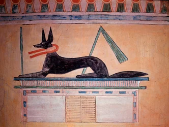 Anubis z głową szakala, bóg mumifikacji. Ściana Grobu Księcia Khaemweset II (dekoracja malowana wapieniem, XX dynastia)