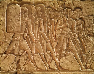 Relief przedstawiający sług niosących linę i broń, ze świątyni grobowej Ramzesa III (ok.1184-1153 p.n.e.) Nowe Królestwo