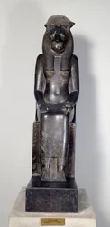 Starożytność egipska: bogini lwica Sekhmet z kartuchem króla Szeszonka I. Posąg z czarnego granitu. 950-929 p.n.e. Turyn, Muzeum Egipskie