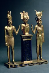 Triada Osorkona II: Ozyrys flankowany przez Izydę i Horusa, Trzeci Okres Przejściowy, ok. 874-850 p.n.e. (złoto i lapis lazuli)