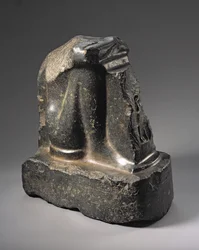 Fragment posągu naoforowego, Późna Dynastia (bazalt)