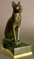 Statuetka kota przedstawiającego boginię Bastet, z kartu-szem Psamteka I, okres saicki, ok. 664-610