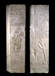 Ościeżnica przedstawiająca króla Nektanebo I pielęgnowanego przez Hathor, 380-343 pne, okres późny (wapień)