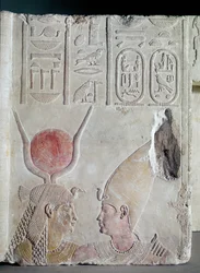 Nektanebo II (360-343 pne) w objęciach bogini Izydy, fragment z drzwi, okres późny, ok. 358-341 pne (malowany wapień) (patrz także 172244)