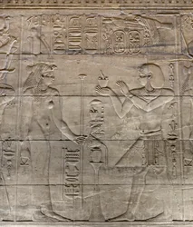 Płaskorzeźby w wewnętrznym sanktuarium, świątynia Philae, Asuan, Egipt