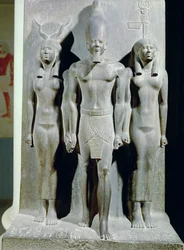 Triada Menkaure (Mycerinus) z boginią Hathor i boginią nomu Aphroditopolis, zaczerpnięta ze Świątyni Doliny Piramidy Menkaure w Gizie, Stare Państwo, ok. 2529 pne (łupka) (patrz